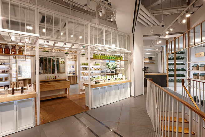 两家悦诗风吟innisfree化妆品牌零售店面设计