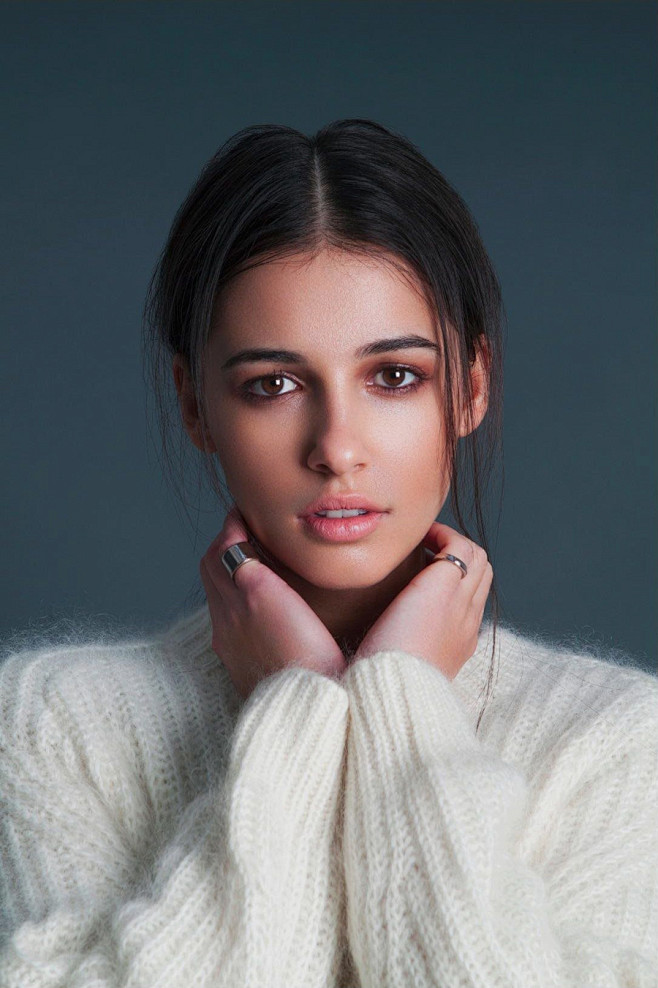 人们900x1351娜奥米斯科特妇女黑发女星肖像简单背景毛衣环正面视图