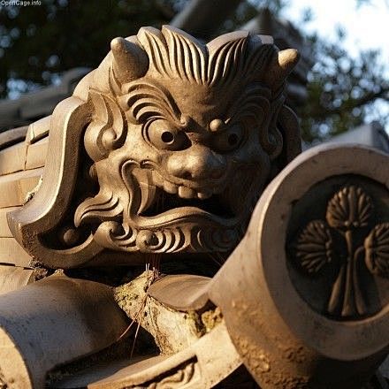 日本的鬼瓦onigawara又称鬼脸板兽头瓦有辟邪除灾的作用其实这个就是