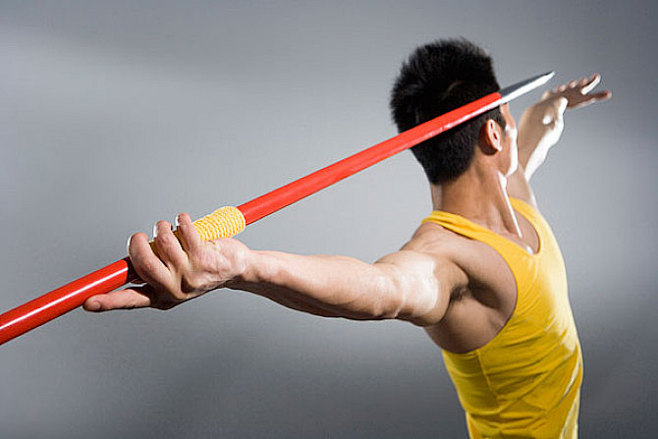 一男标枪运动员在投标枪全景网