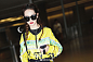 5月11日，戚薇现身上海机场，戴黑色墨镜，羊角辫俏皮可爱，对镜头做搞怪动作。 ​​​​
