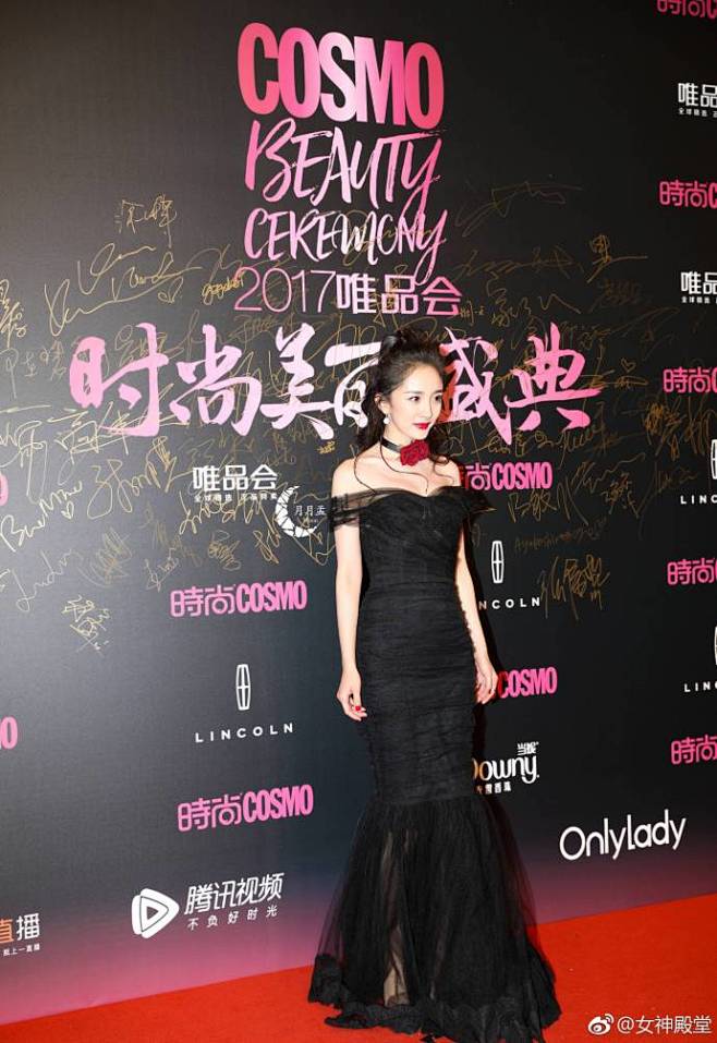 杨幂时尚cosmo美丽盛典红毯身着黑色一字肩薄纱礼服搭配烈焰红唇尽显