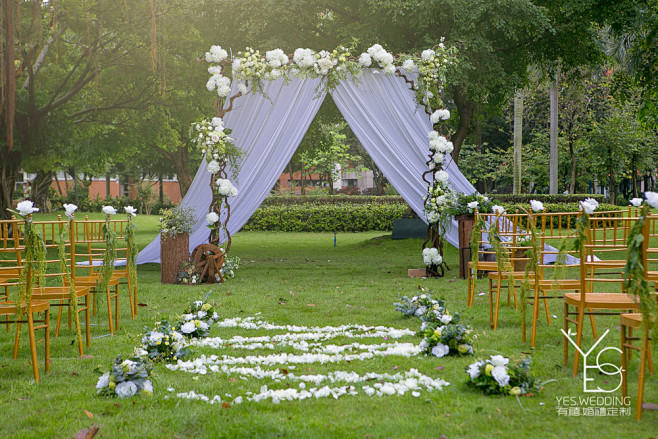 户外草坪婚礼仪式区婚礼布置