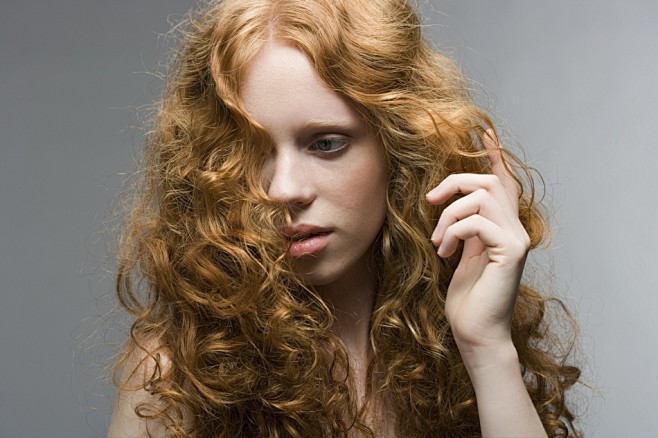 黄发飘逸美女发型设计高清图片