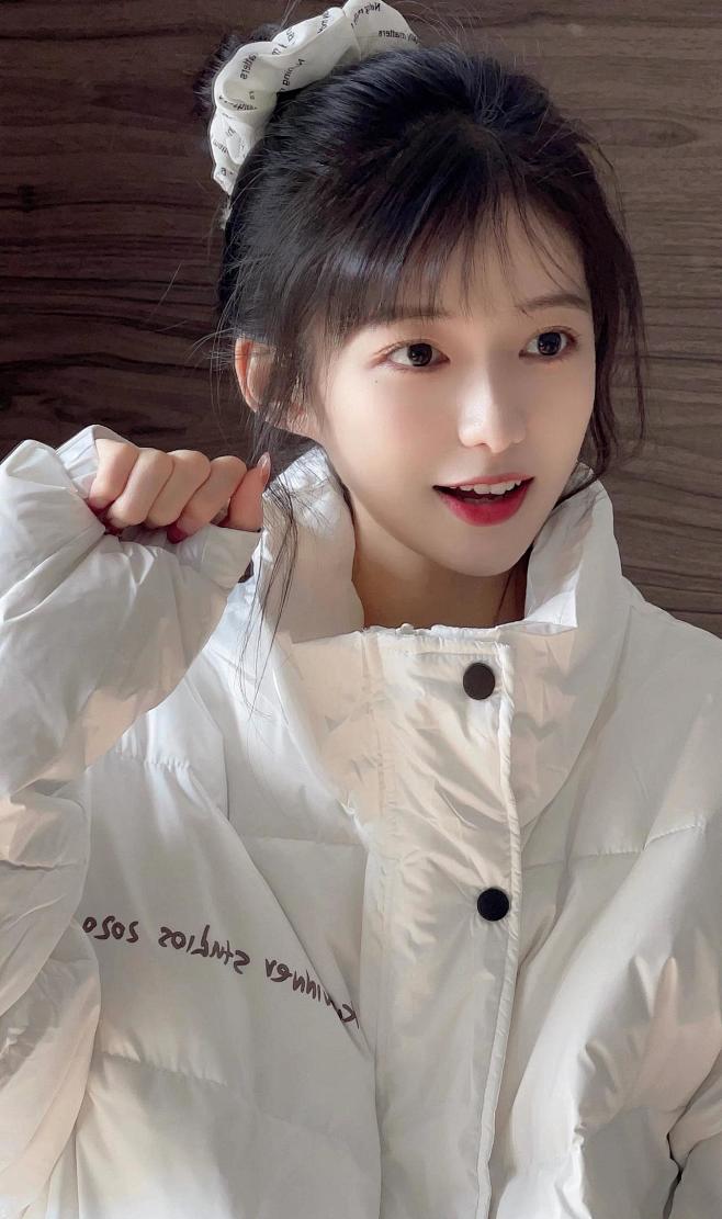 晚间秋瞳美女
