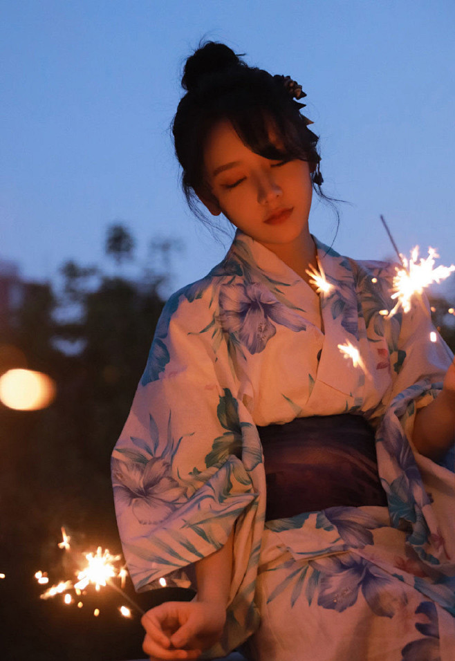 夜幕快降临时手拿燃烧烟花棒的和服装漂亮养眼美女唯美写真套图2