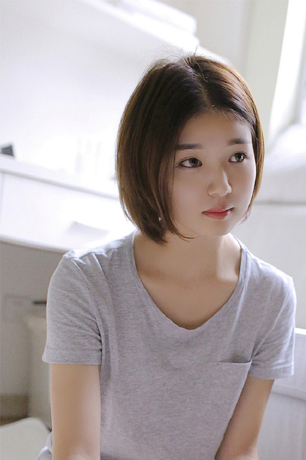 这个吃泡面的女孩好清秀