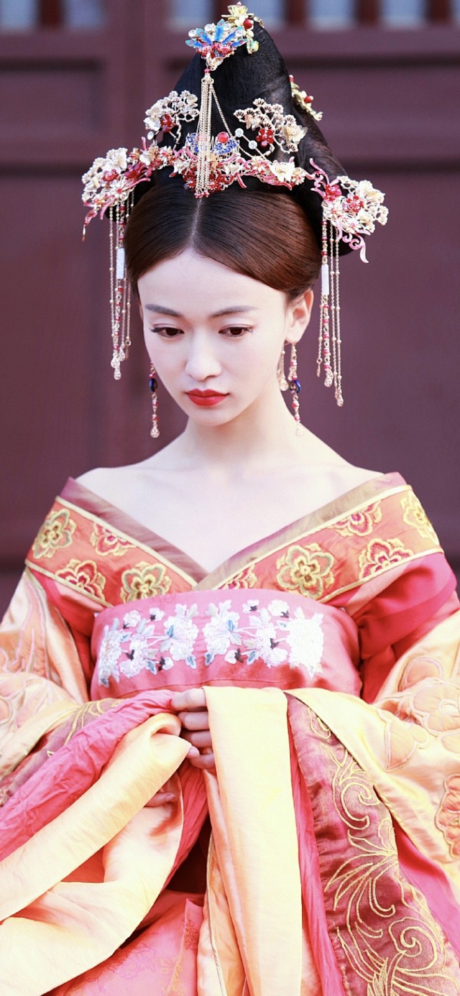 组图吴谨言一身唐装亮相正襟危坐嘟嘴卖萌吴谨言身穿唐