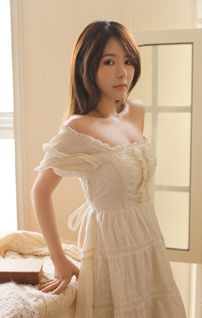 90后美女长得亭亭玉立眉目如画肌肤莹白极致销魂美女图