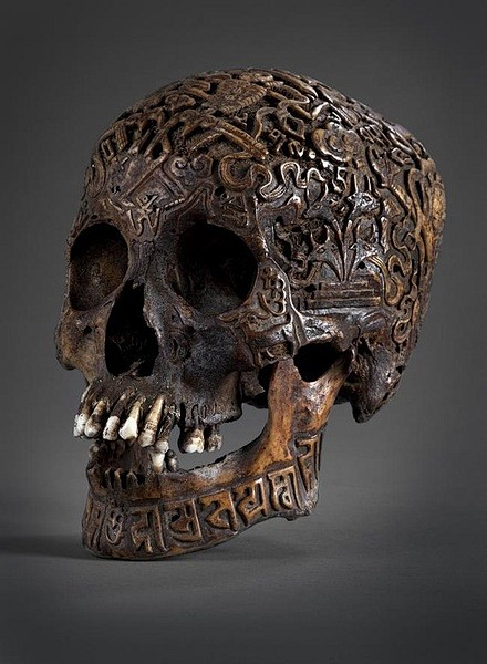 西藏雕刻头骨人骨法器是人类骨头制成的佛教法器主要为藏传佛教中密宗