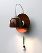 顾名思义，这款壁灯的形态是一个异想天开的壁挂式灯杯、碟和汤匙组成，艺术设计和功能之间的界限模糊，用一种新的和意想不到的方式强调咖啡杯。