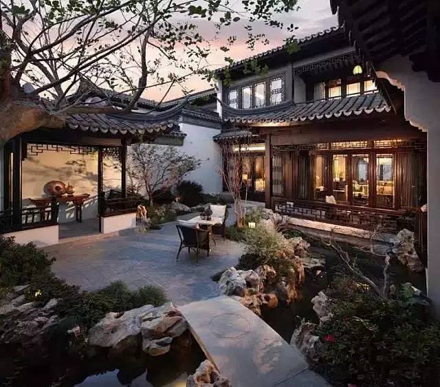 庭院深深深几许杨柳堆烟帘幕无重数人应该在诗意中栖居庭院深深深几许