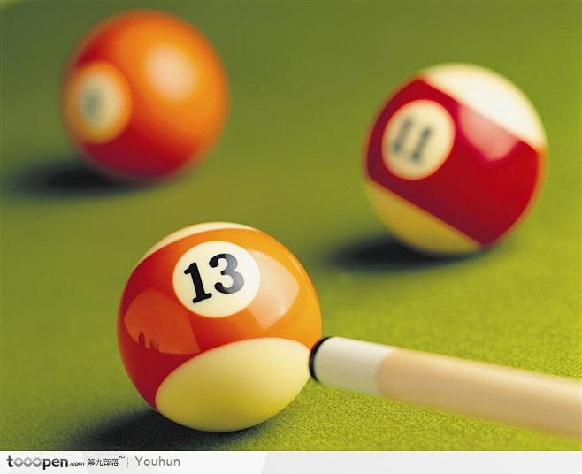 准备击打13号球