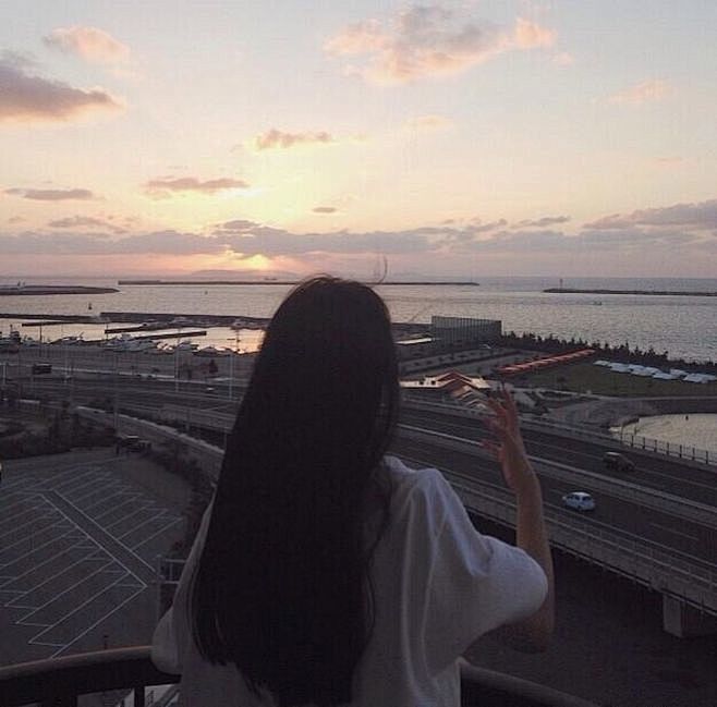 女生头像背影女头无人站你前面为你挡枪口就自己做英雄