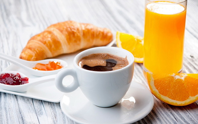 法式早餐咖啡羊角面包果酱橙汁