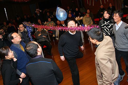 年会游戏61顶气球比赛道具气球一个绳子一条参加人员两组对抗每组