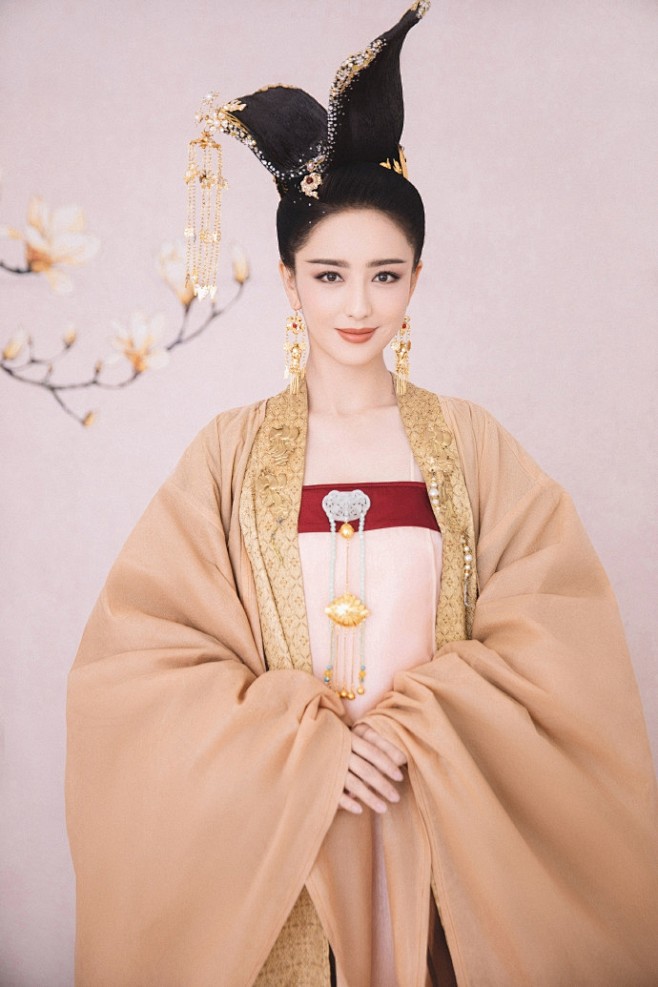 组图佟丽娅穿金色古装眉目如画对镜优雅浅笑尽显女神风韵6月16日