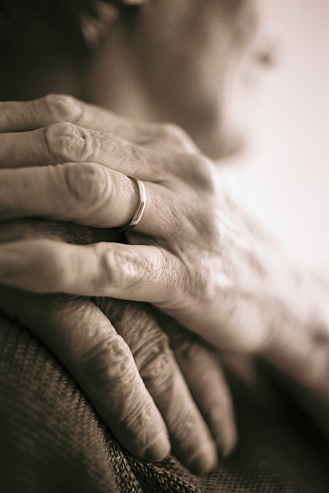 知识星球地产重案关爱老人手部特写