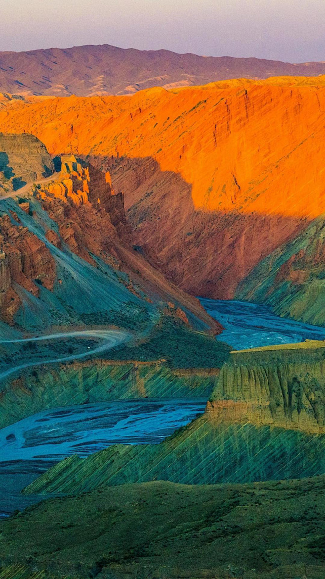 吐峪沟大峡谷长8公里平均宽度约1公里从北向南把火焰山纵向切开色彩