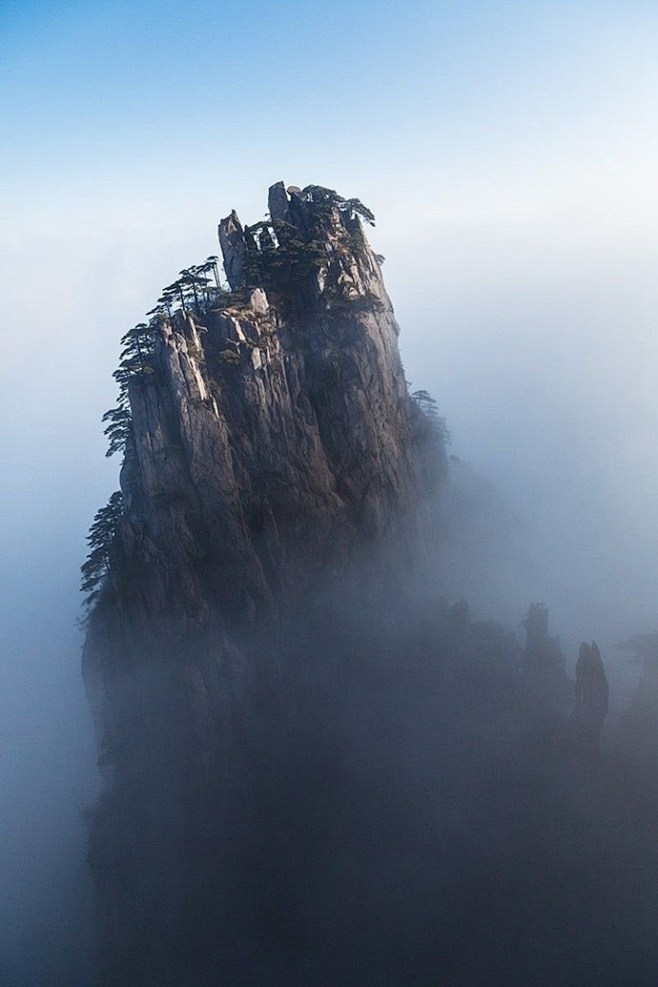山峰与远山风景唯美图片