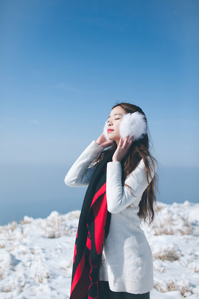 清纯美女雪地拍摄写真