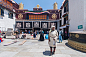 大昭寺门外前来朝圣的藏民。,shan1230