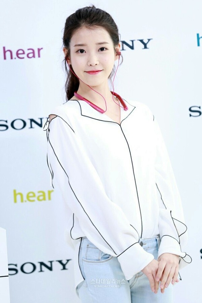 李知恩iu1993年5月16日出生于韩国首尔特别市韩国女歌手演员主持人