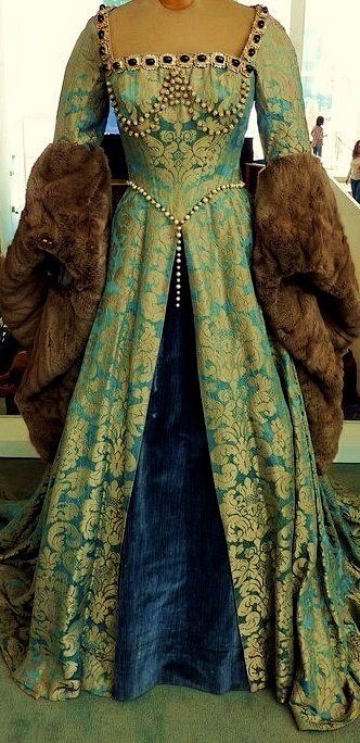 06 20:25:43服装|各种中世纪的大袍子们欧洲历代服饰探者同采自weibo