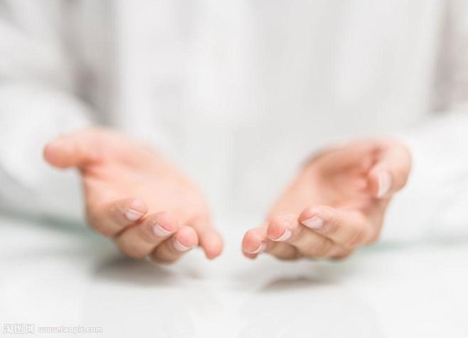 伸出双手的男人