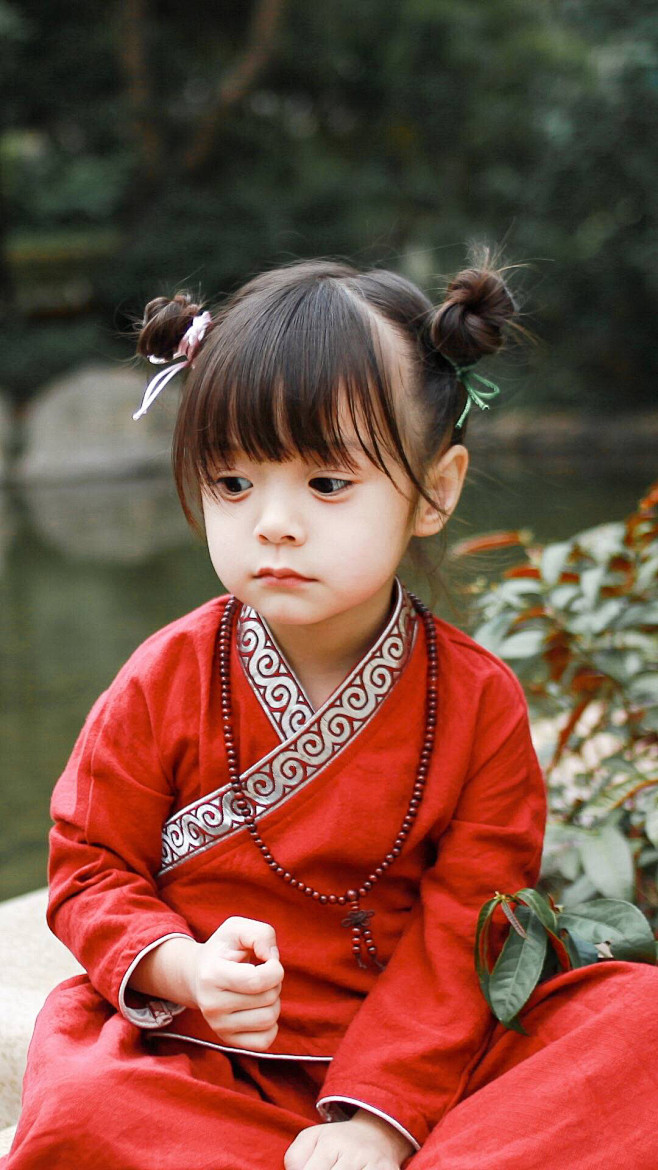 小丫头红衣服小女孩可爱丸子头