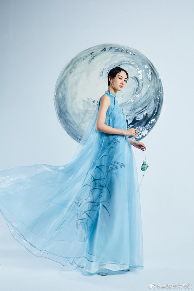 盖娅传说熊英2021春夏系列乾坤沧渊时装秀水面浮光掠影运用丝质的烟罗