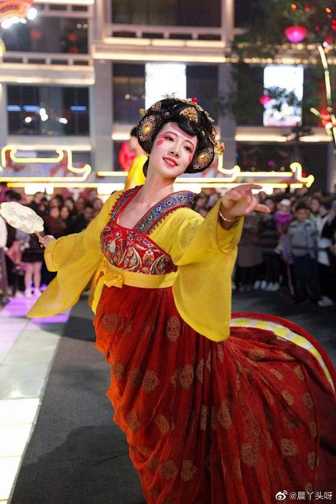 西安大唐不夜城扮演唐朝仕女不倒翁的舞蹈演员