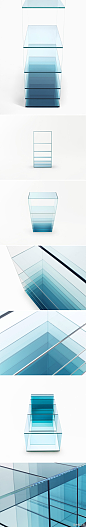 Nendo工作室的作品通常来自一个简单的概念，他们为意大利传统玻璃制造商 Glass Italia设计的家具系列以“深海”（Deep Sea）命名，包括一个边桌和一个书架。通过玻璃的叠加，颜色产生深浅渐变，营造出类似海洋的深度感，将传统的玻璃工艺以现代而抽象的方式呈现。