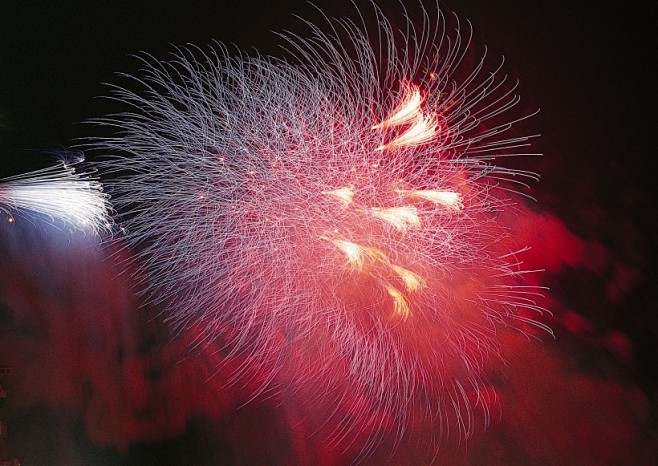 zfming通过花瓣chrome扩展采集于2014-08-11 17:05:09美丽的烟花图片