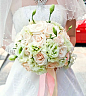 捧花的选择是很讲究的，白色新娘捧花是爱情坚定的完美象征，代表爱的圣洁的白玫瑰，高雅的马蹄莲，清雅的白 