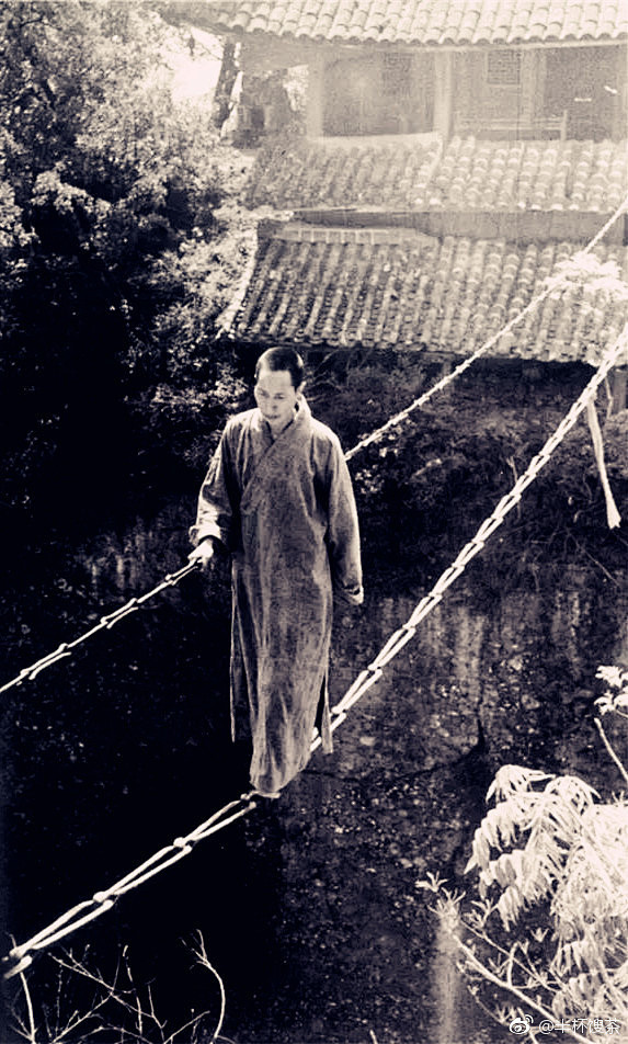 针眼窥史1930年四川江油窦图山上寺庙的一位僧人从容