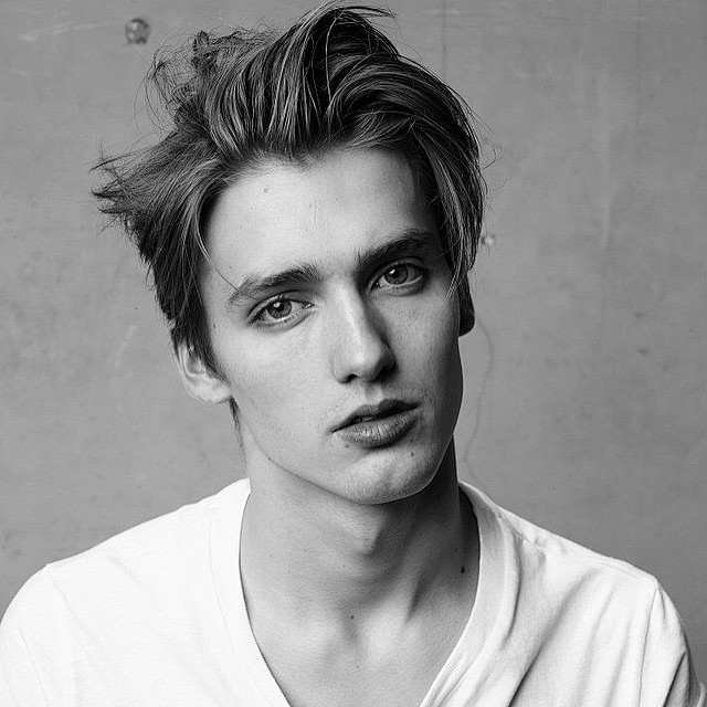 想养猫的零从米罗cg转采于2020-08-25 13:53:41黑白 男模头像(男)想养