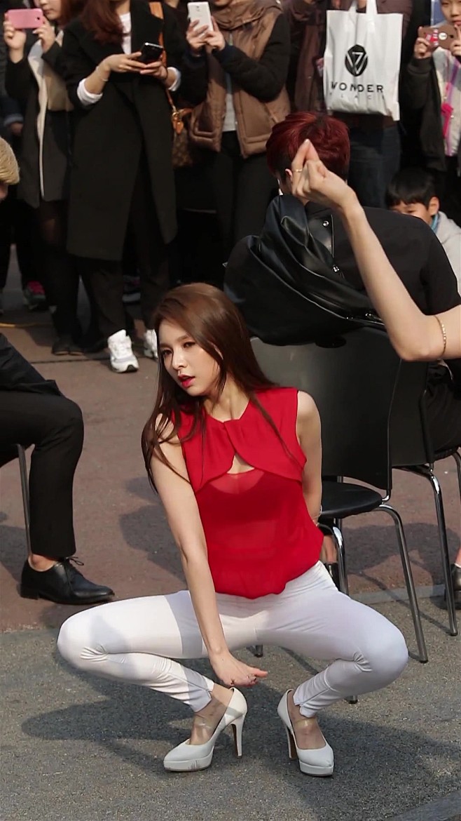 韩国视频0310在伊紧身白裤好身材街头热舞