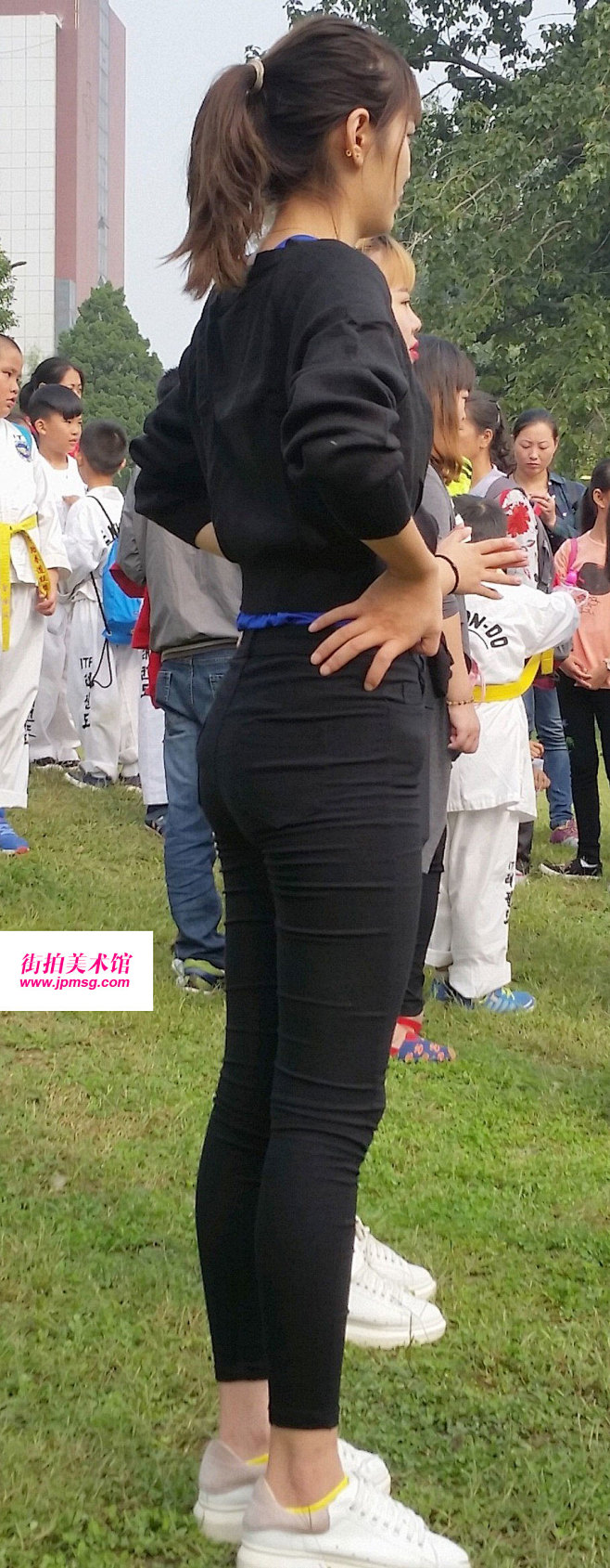 蜜桃臀女人你hold的住吗华丽丽的马甲线2紧身美臀街拍美术馆