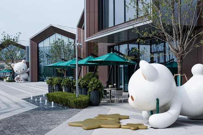 郑州旭辉空港时代小熊雕塑