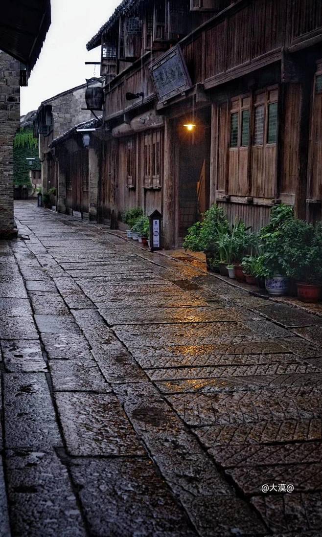 絲絃雨巷街漸靜人閒步