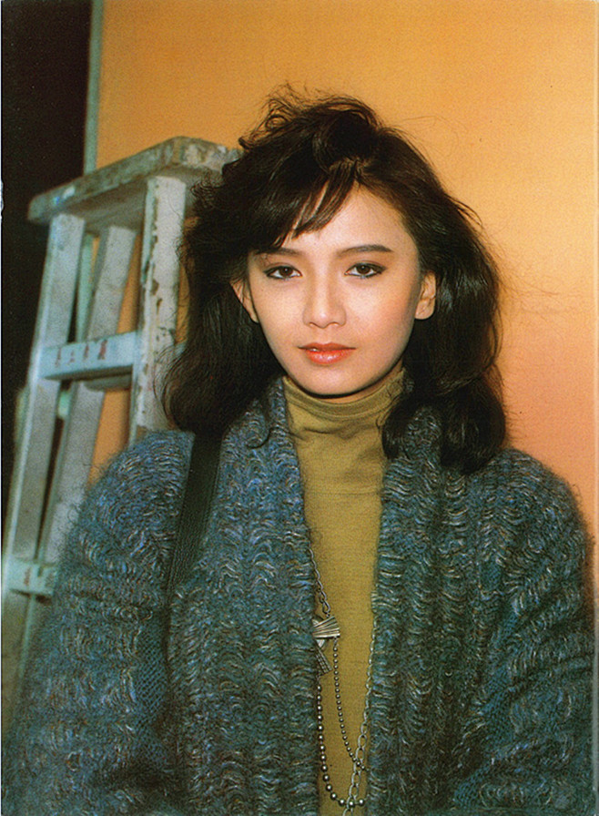 曾华倩性格活泼外向开朗率真爱说爱笑很喜欢交朋结友刚进入训练班便有