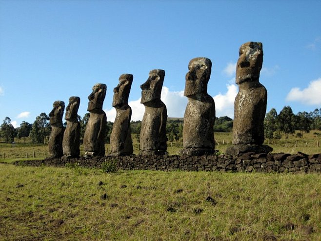 南太平洋復活節島復活節島巨石人像誰雕塑的有巨人還是外星人遠古人不