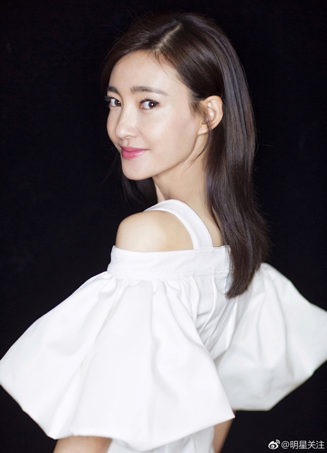 王丽坤白色礼服优雅成熟非常有女人味一颦一笑魅力迷人676767