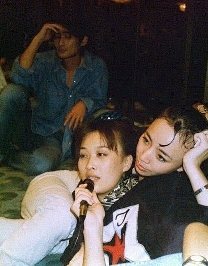 花瓣人物志好有爱的一张老照片娜姐和丹丹原来是姐妹淘后面拗造型的是