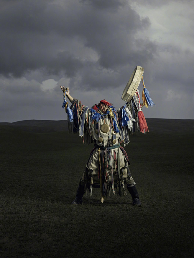 蒙古族萨满教萨满法师装束丹麦摄影师k来自尖峰视界微博
