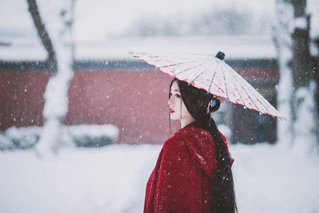 红墙白雪遥相寄人像摄影