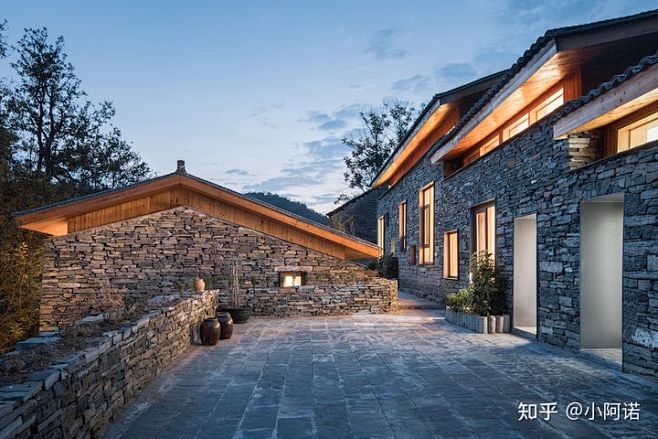 沿用当地的毛石墙面建造手法结合木材体现乡村特有的建筑风貌