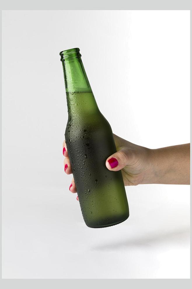 手握绿色啤酒图片-众图网