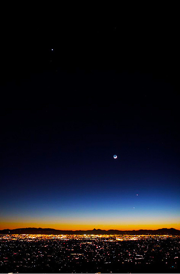 位于美国亚利桑那州图森市上方的金星,月亮,木星